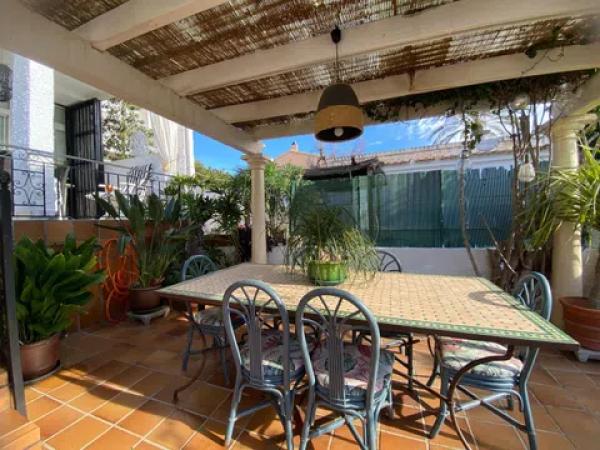 Chalet adosado en avenida de la Armada Española