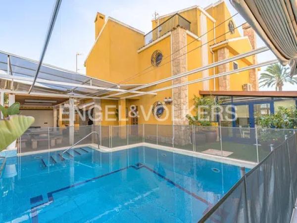 Casa independiente en avenida Santiago Bernabéu