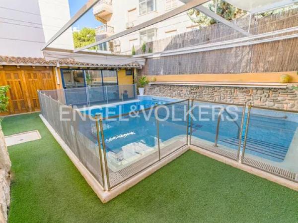 Casa independiente en avenida Santiago Bernabéu