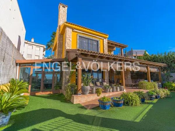 Casa independiente en avenida Santiago Bernabéu