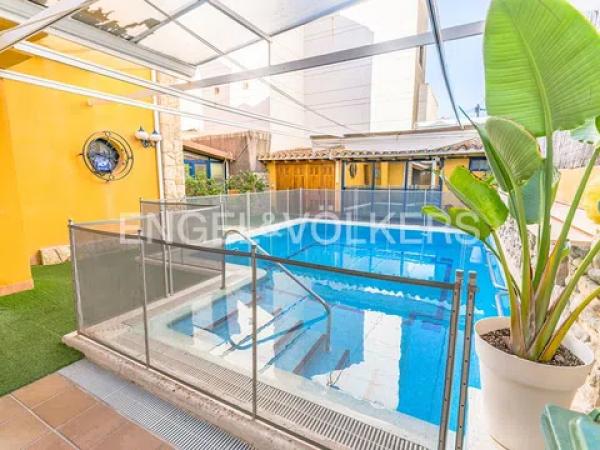 Casa independiente en avenida Santiago Bernabéu