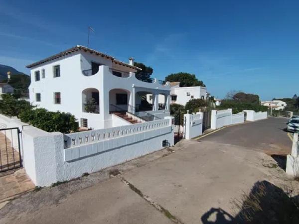 Casa independiente en calle Tulipá