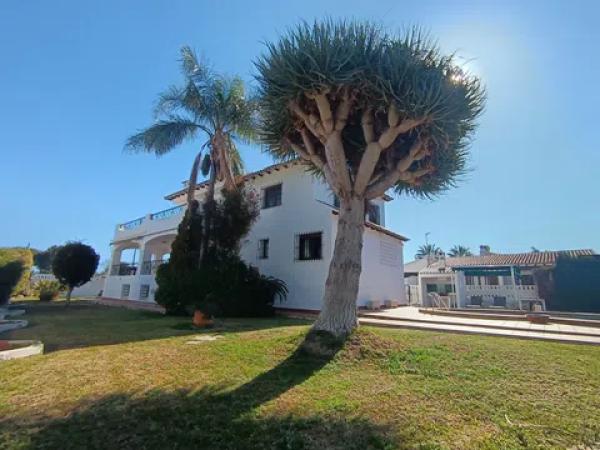 Casa independiente en calle Tulipá