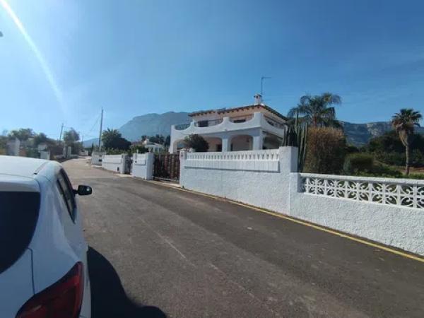 Casa independiente en calle Tulipá