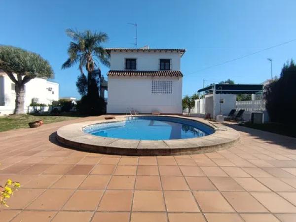 Casa independiente en calle Tulipá