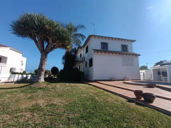 Casa independiente en calle Tulipá