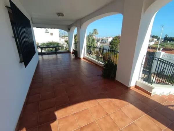 Casa independiente en calle Tulipá