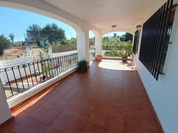 Casa independiente en calle Tulipá