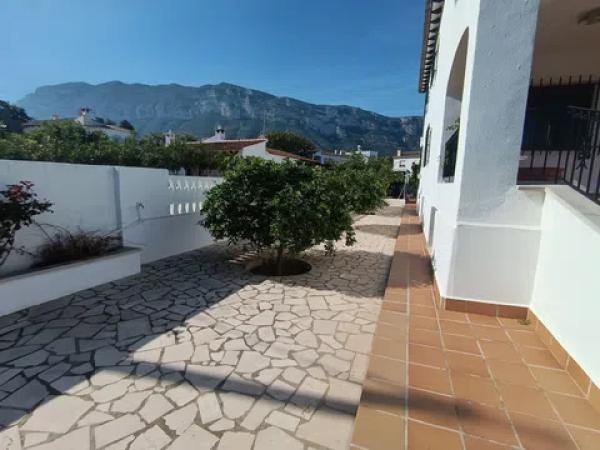 Casa independiente en calle Tulipá