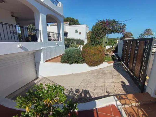 Casa independiente en calle Tulipá