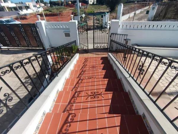 Casa independiente en calle Tulipá