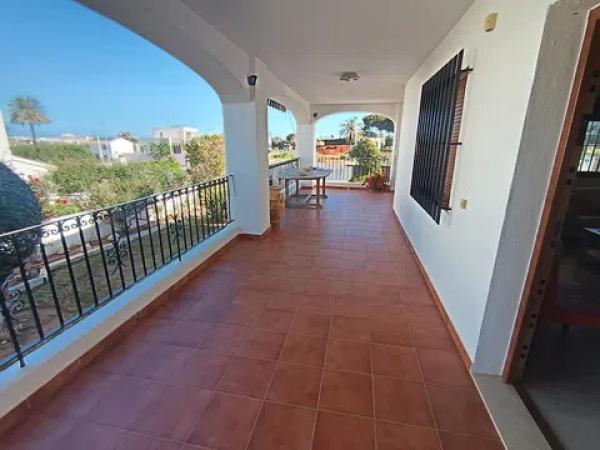 Casa independiente en calle Tulipá