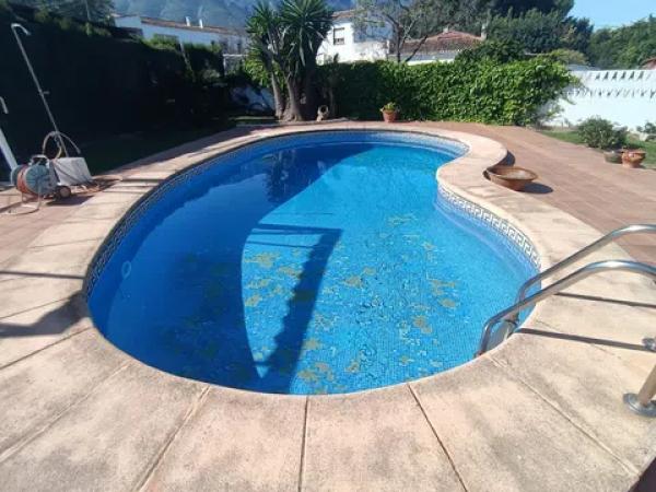 Casa independiente en calle Tulipá