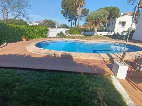 Casa independiente en calle Tulipá