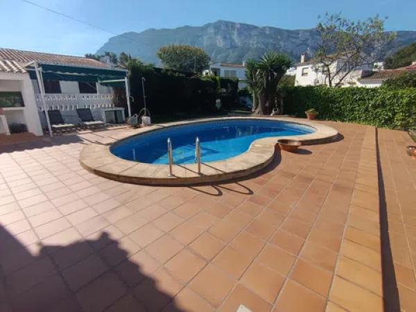 Casa independiente en calle Tulipá