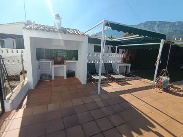 Casa independiente en calle Tulipá