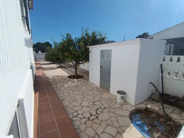 Casa independiente en calle Tulipá