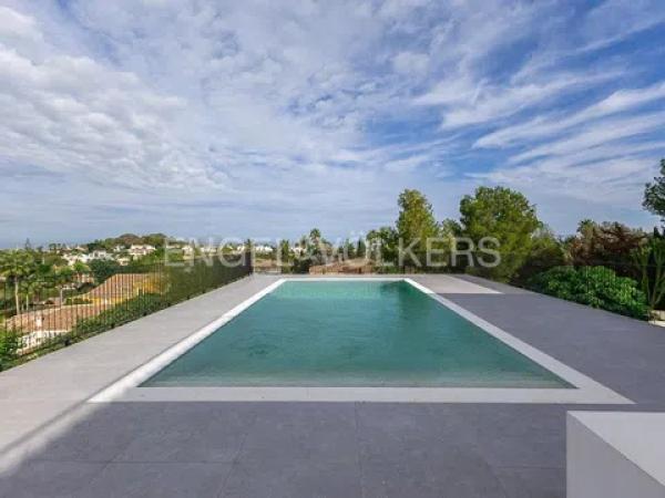 Casa independiente en calle Orquidia