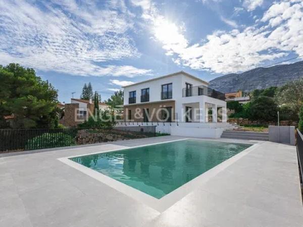 Casa independiente en calle Orquidia