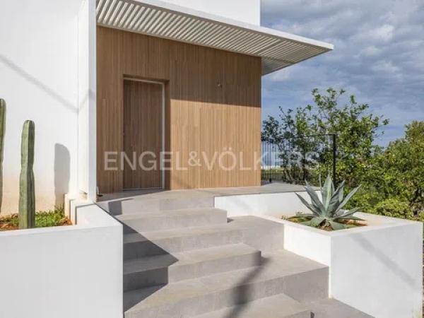 Casa independiente en calle Orquidia