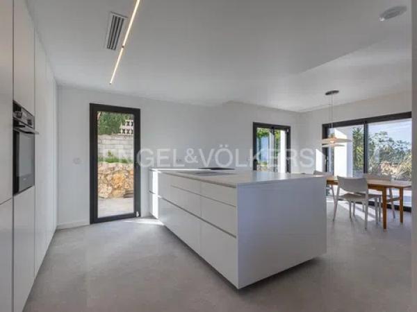 Casa independiente en calle Orquidia