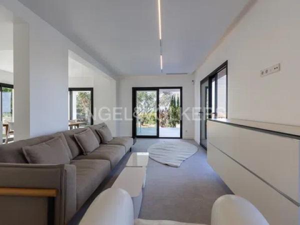 Casa independiente en calle Orquidia