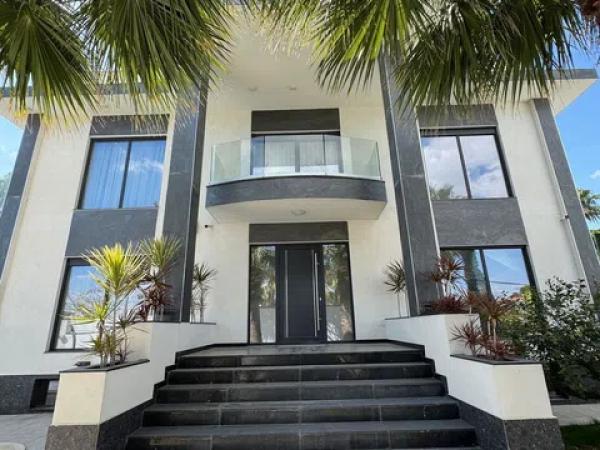 Casa independiente en calle de L'Esportista Alejandra Quereda