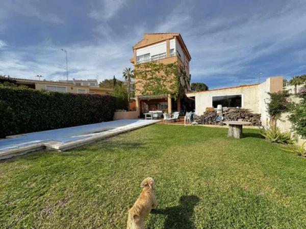 Casa independiente en avenida de la Costa Blanca