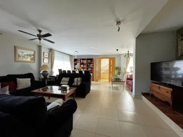 Casa independiente en avenida de la Costa Blanca