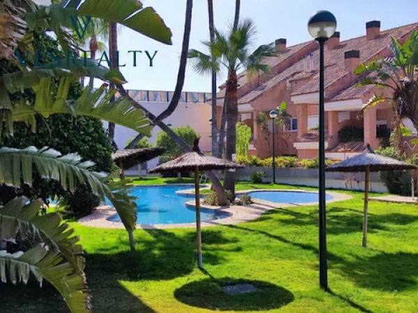 Chalet adosado en calle Océano, 32