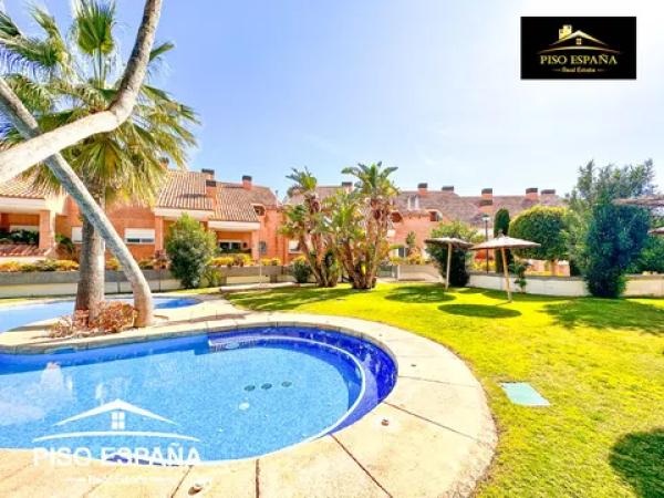 Chalet adosado en calle Océano