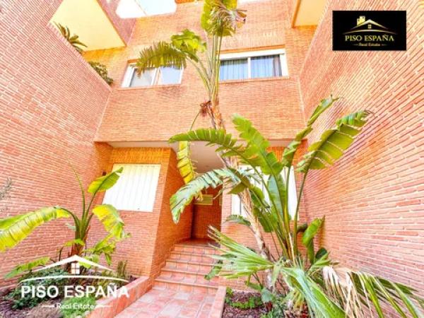 Chalet adosado en calle Océano