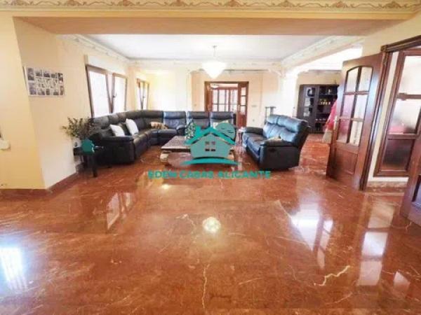 Casa independiente en calle de Juan Pamblanco Ayela