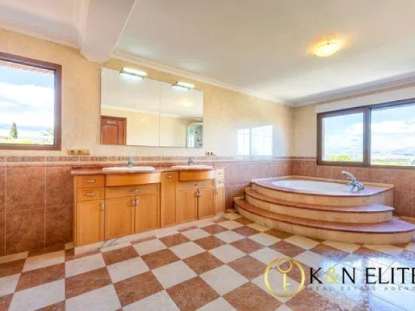 Casa independiente en calle Hermanos Álvarez Quintero