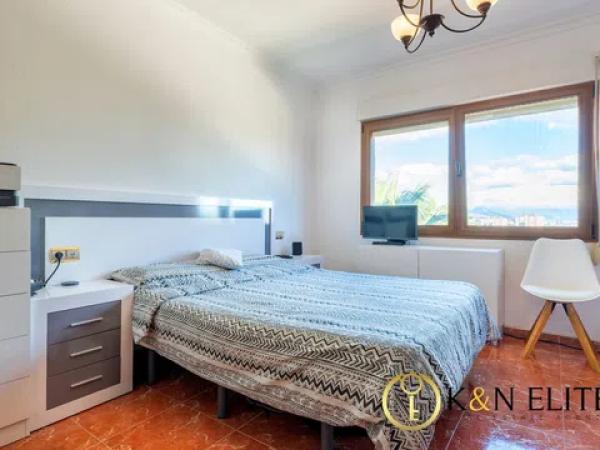 Casa independiente en calle Hermanos Álvarez Quintero