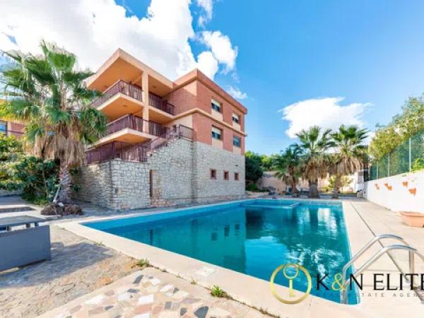 Casa independiente en calle Hermanos Álvarez Quintero