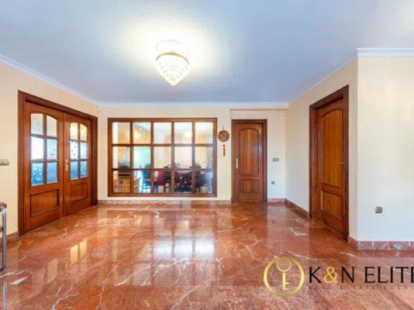 Casa independiente en calle Hermanos Álvarez Quintero