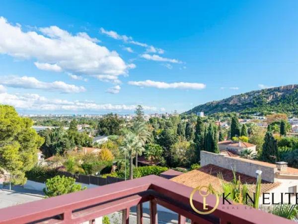 Casa independiente en calle Hermanos Álvarez Quintero