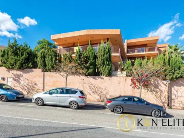 Casa independiente en calle Hermanos Álvarez Quintero