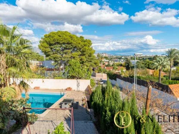 Casa independiente en calle Hermanos Álvarez Quintero