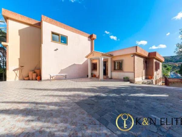 Casa independiente en calle Hermanos Álvarez Quintero