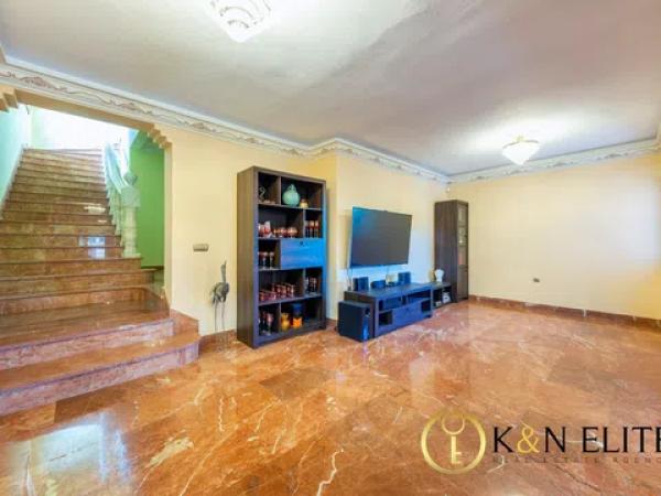 Casa independiente en calle Hermanos Álvarez Quintero