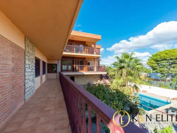 Casa independiente en calle Hermanos Álvarez Quintero