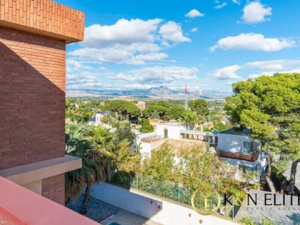 Casa independiente en calle Hermanos Álvarez Quintero