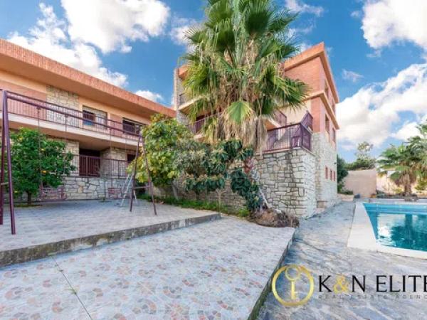 Casa independiente en calle Hermanos Álvarez Quintero