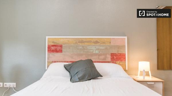 Double room for rent, 5-bedroom apartment, El Pla del Real