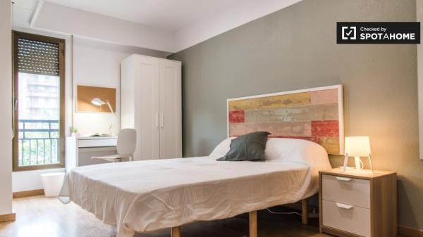 Double room for rent, 5-bedroom apartment, El Pla del Real