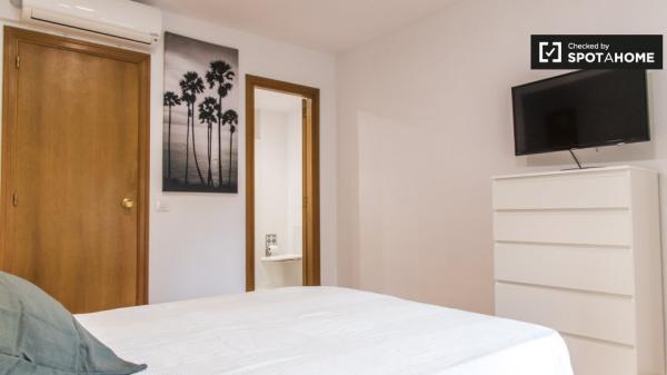 Double room for rent, 5-bedroom apartment, El Pla del Real