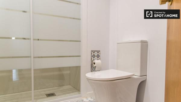 Double room for rent, 5-bedroom apartment, El Pla del Real