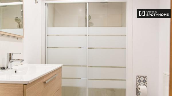 Double room for rent, 5-bedroom apartment, El Pla del Real